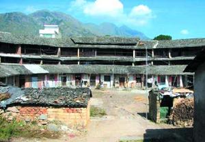 圖為“聽捷樓”,樓後為“筆架山”