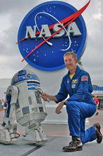 2007年盧克·天行者的光劍登上發現號飛船