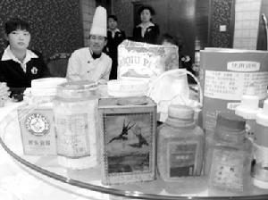 （圖）執法人員在蘭州市酒泉路某海鮮酒店查獲的“王金黃”