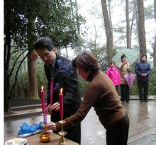 邱如雪和蔣孝剛祭拜蔣母之墓