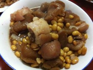 黃豆蘿蔔乾煲豬筒骨 黃豆蘿蔔乾煲豬筒骨