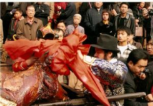 富邦專業合作社理事長趙生厚“烤全牛”