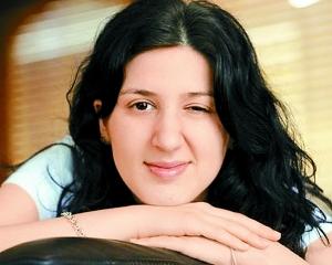 娜塔莉的眼睛每隔３天就會不由自主地閉上