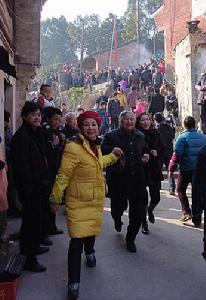 蕭王廟邊人頭攢動，等待送祭隊伍到來