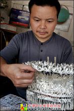 國家級“工藝大師”李光雄銀匠在加工銀飾