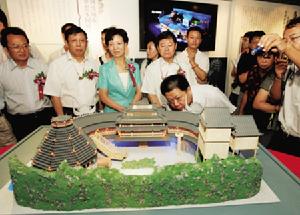 市民參觀貴州館模型