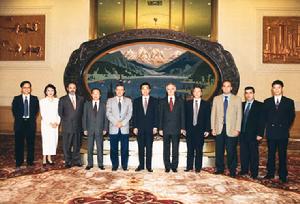 1999年9月24日，中共中央政治局常委、國家副主席胡錦濤會見來訪的馬爾他工黨領袖、前總理阿爾弗雷德·桑特(左五)率領的代表團。　