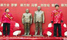 兩位老人和專門為他們製作的銅像