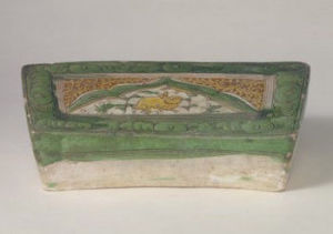 宋三彩剔劃花兔紋枕