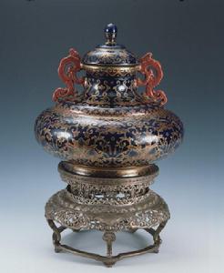 清景德鎮窯藍釉描金銀彩桃果紋瓶 清景德鎮窯藍釉描金銀彩桃果紋瓶