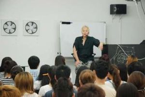 吉米在化妝學校教課