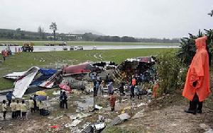 9月17日，在泰國南部普吉，救援人員在查看飛機失事現場。
