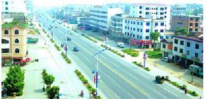 (圖)貫穿靈川鎮的六車道桂黃公路一角