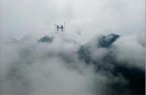 迷霧中的湖南矮寨特大懸索橋