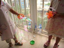 波中波和旋風泡泡吹出的大泡泡