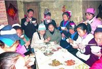 八排瑤族婚俗：新娘站在用餐