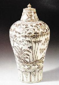 明洪武釉里紅歲寒三友紋梅瓶 明洪武釉里紅歲寒三友紋梅瓶