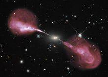 橢圓星系Hercules A中心超大黑洞引發的噴流