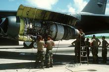 B-52G 進行發動機維護