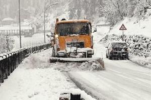 2010年10月25日義大利北部就下起大雪，造成交通問題，鏟雪車緊急出動。