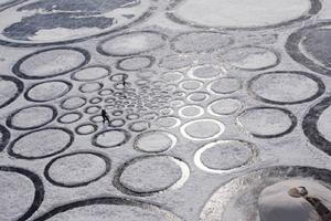 藝術家在貝加爾湖冰面上創作出世界最大幾何圖形