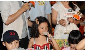 小朋友邊喝奶邊唱(