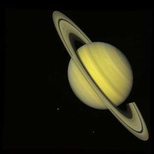旅行者2號拍攝的土星及其衛星照片