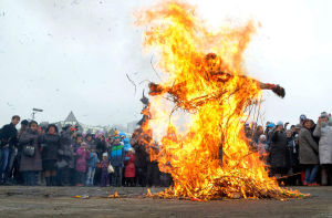 2013年，符拉迪沃斯托克焚燒謝肉節稻草人。