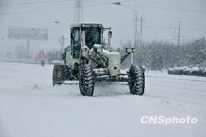 圖為威海文登市政部門出動鏟雪車進行清除道路積雪
