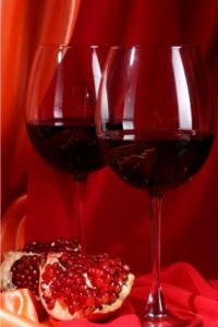 石榴酒中富含有人體維持生命活動所需的三大營養素：維他命、糖及蛋白質。