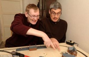 42歲的麥可&middot;克拉克（左）與39歲的馬修&middot;克拉克（右）