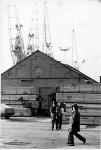 在利物浦碼頭的一次逮捕行動，抗議者占領了背景中的吊車