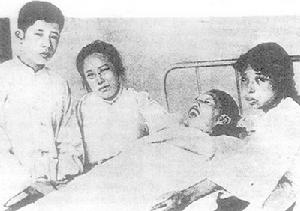 廖夫人何香凝(左二)及其子女廖承志(左一)、廖夢醒(右一)在廖仲愷遺體旁