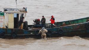 潛水打撈員賀軍下水