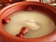 倒入火鍋中，加入大棗，這樣鍋底就製作好了。