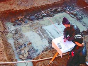 青銅器和陶器外布滿了精美的花紋。