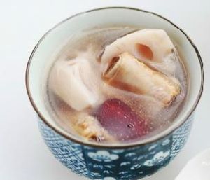 銀耳椰子煲鴿湯 銀耳椰子煲鴿湯