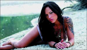 一名黑幫小姐參賽者文身香肩透出一股野性的美