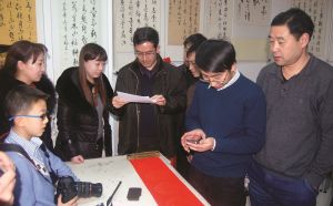 書法家李淑燕在寫春聯活動上