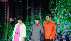 馮鞏、牛莉、閆學晶表演小品《愛的代駕》