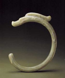 大玉龍，曲長60cm，直徑2.2-2.4cm。