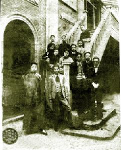 上海美專京劇社全體社員合影，攝於1931年12月，前排左二穿淺色西裝者為陳小魯
