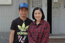 盧青海與演員合作時留影