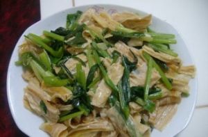 芹菜蒜苗炒腐竹