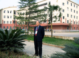 遵義清華中學校長郭建生