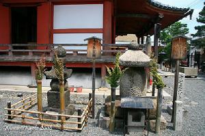 六波羅蜜寺的平清盛冢