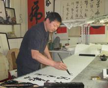 創作中的錢開壽先生