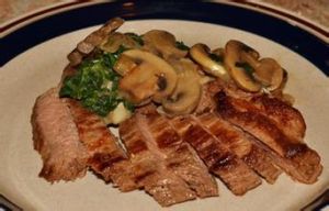 紐約牛排和黃油芝士蘑菇 紐約牛排和黃油芝士蘑菇