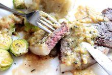 煎牛排配迷迭香草醬