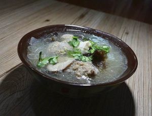 木耳冬粉肉丸湯 木耳冬粉肉丸湯